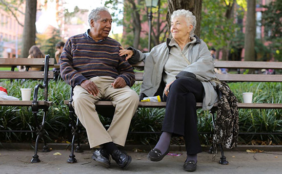 rencontre sénior dans la rue